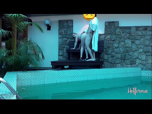 ❤️ Boss invita a cameriera à a piscina, ma ùn pudia resiste à un caldu Video porno à co.hentaisaturn.ru